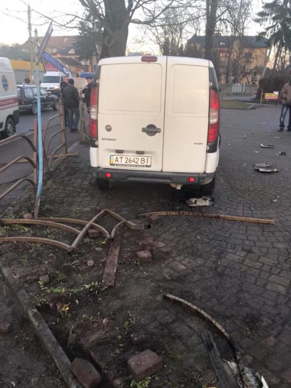 26168138 406829693104779 5303691360592161226 n - У Коломиї на Святвечір водій збив хлопця і зніс паркан (фото) - rai.ua