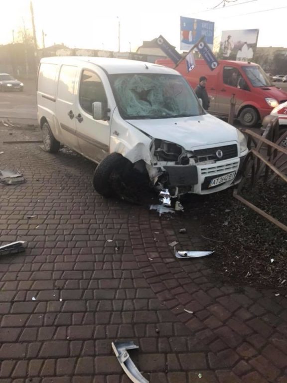 26168984 406829683104780 5639671035584192663 n - У Коломиї на Святвечір водій збив хлопця і зніс паркан (фото) - rai.ua