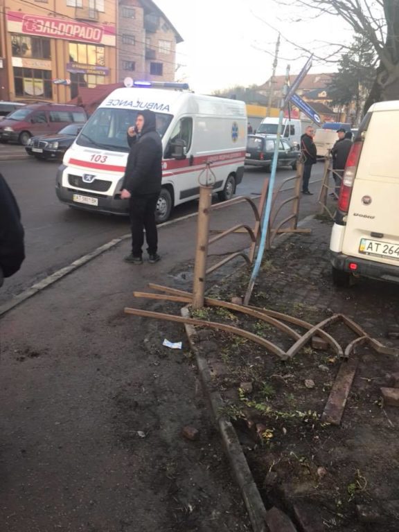 26196302 406829726438109 5546831593256058645 n - У Коломиї на Святвечір водій збив хлопця і зніс паркан (фото) - rai.ua