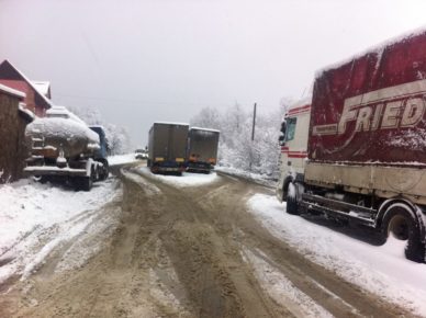 Через сильні снігопади, на деяких дорогах Прикарпаття панує повний хаос (фоторепортаж)