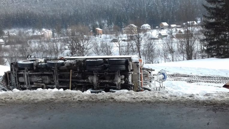 На Прикарпатті авторагуль підрізав вантажівку, яка чистила дороги від снігу, після чого остання перекинулась на бік (фото)