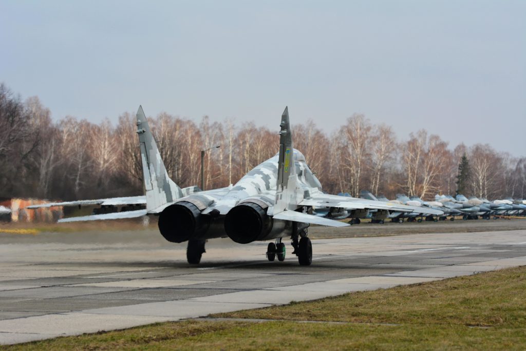 В небі над Івано-Франківськом, військові пілоти підвищували свою майстерність (фоторепортаж)