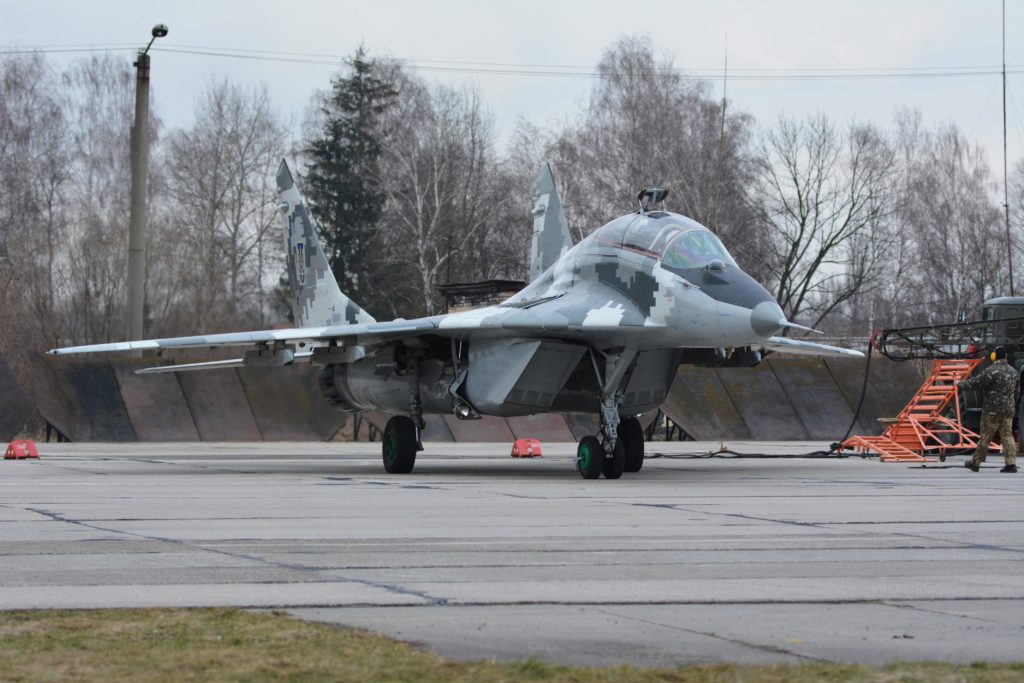 В небі над Івано-Франківськом, військові пілоти підвищували свою майстерність (фоторепортаж)