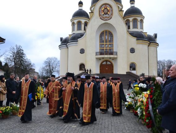 На Прикарпатті провели в останню путь священика УГКЦ: фоторепортаж