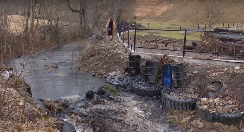 Водопостачання на Прикарпатті під загрозою через вилив у річку нафти: відео