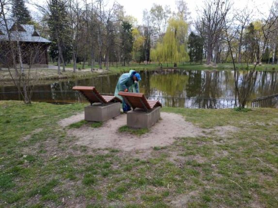 В Івано-Франківську провели дезінфекцію у центральному парку міста: фото