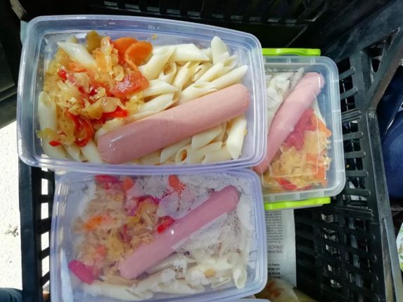 В Яремче, соціальна працівниця сама готує обіди та розносить їх одиноким стареньким людям: фотофакт