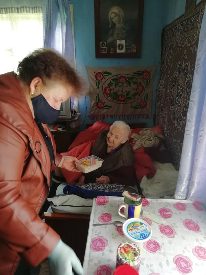 В Яремче, соціальна працівниця сама готує обіди та розносить їх одиноким стареньким людям: фотофакт