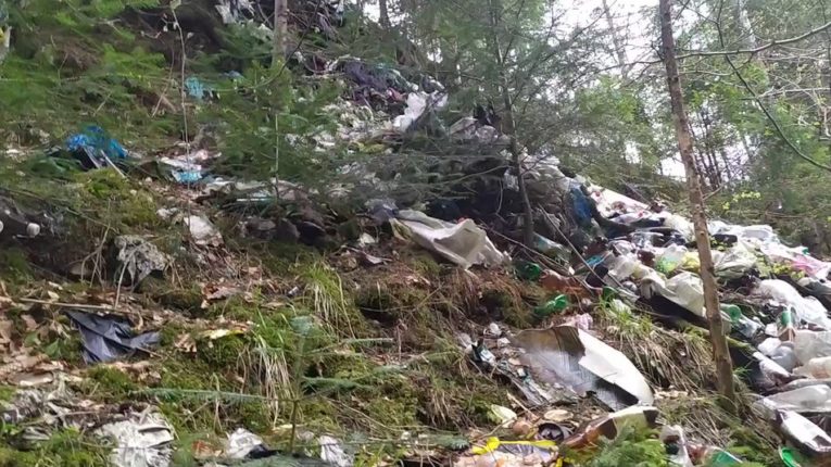 На Верховинщині пам'ятка природи потопає у смітті - місцеві звинувачують у всьому туристів-рагулів: фото