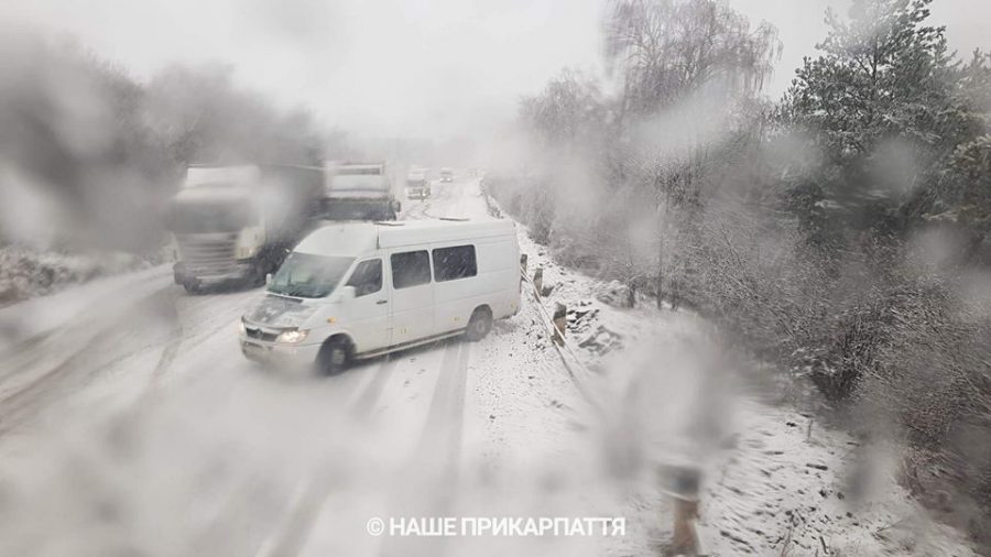 Через сильні снігопади, на деяких дорогах Прикарпаття панує повний хаос (фоторепортаж)