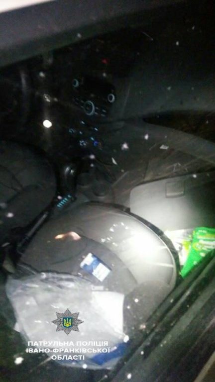 На «Каскаді» на гарячому упіймали зловмисника, який намагався обікрасти припаркований автомобіль (фото)