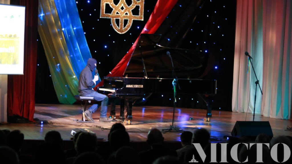 До Франківська приїхав піаніст Майдану, щоб допомогти врятувати життя подружжю госпітальєрів (фото+відео)