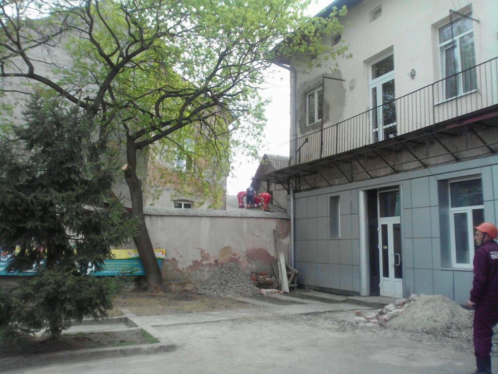 В прикарпатському містечку робітник упав із даху будинку (фото)