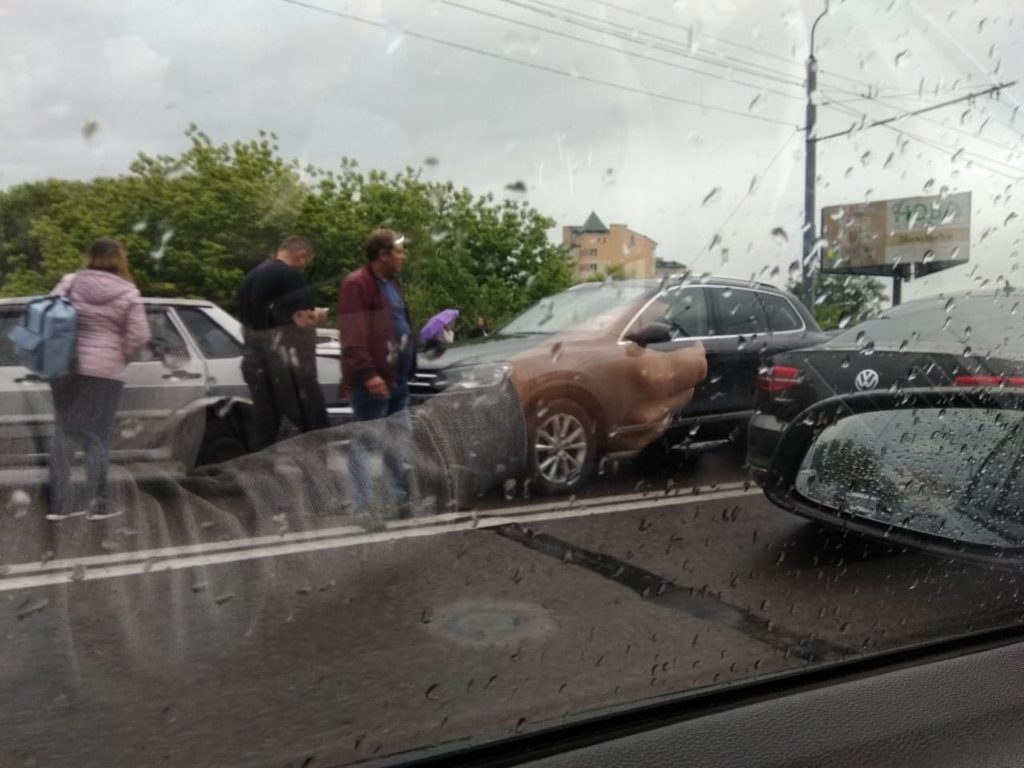Ні дня без ДТП: у Франківську трапилася масштабна аварія (фоторепортаж)