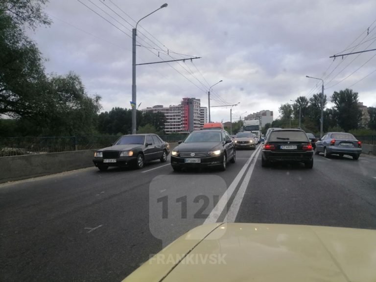 Авто на аварійці, ДТП та розірваний бак: що стало причиною сильного