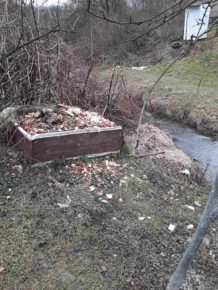 У Калуші берег ріки перетворився на сміттєзвалище: фото