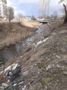 У Калуші берег ріки перетворився на сміттєзвалище: фото