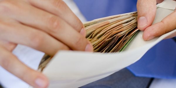 Результат пошуку зображень за запитом Прикарпатець, що надіслав суддям хабар у конверті, стверджує що це була нагорода