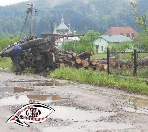 В Івано-Франківській області на мокрій дорозі перекинувся завантажений лісовоз: фото та відео