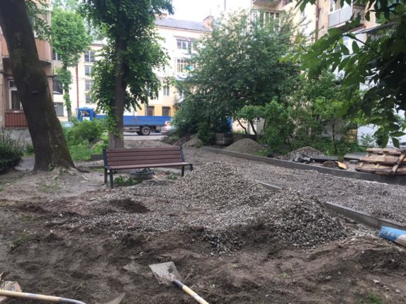 В середмісті Івано-Франківська розпочався ремонт одного із дворів: фото