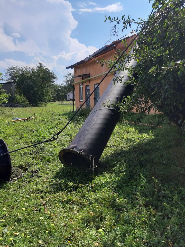 У Городенківському районі негода зірвала димохідну трубу котельні та пошкодила дах школи ФОТО