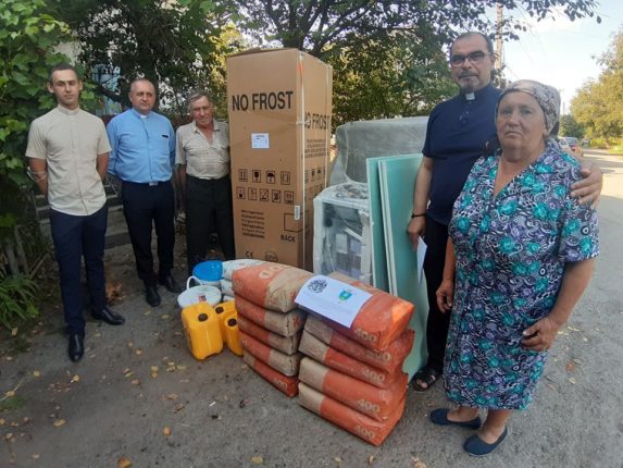 Прикарпатській родині, яка постраждала від повені, передали будівельні матеріали та побутову техніку ФОТО