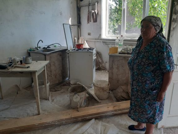 Прикарпатській родині, яка постраждала від повені, передали будівельні матеріали та побутову техніку ФОТО