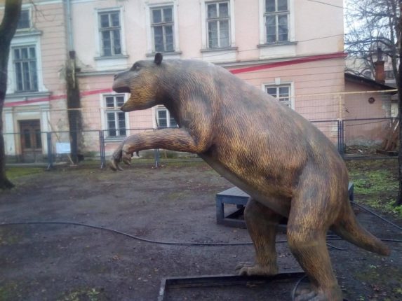 У франківському палаці Потоцьких оселиться міні-парк динозаврів ФОТО