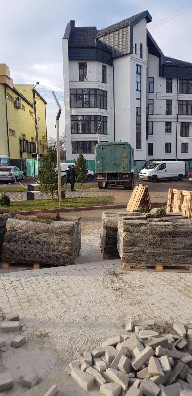 На "Братах" водій вантажівки понищив елементи благоустрою та втік із місця пригоди - наразі намагаються встановити його особисті дані ФОТО