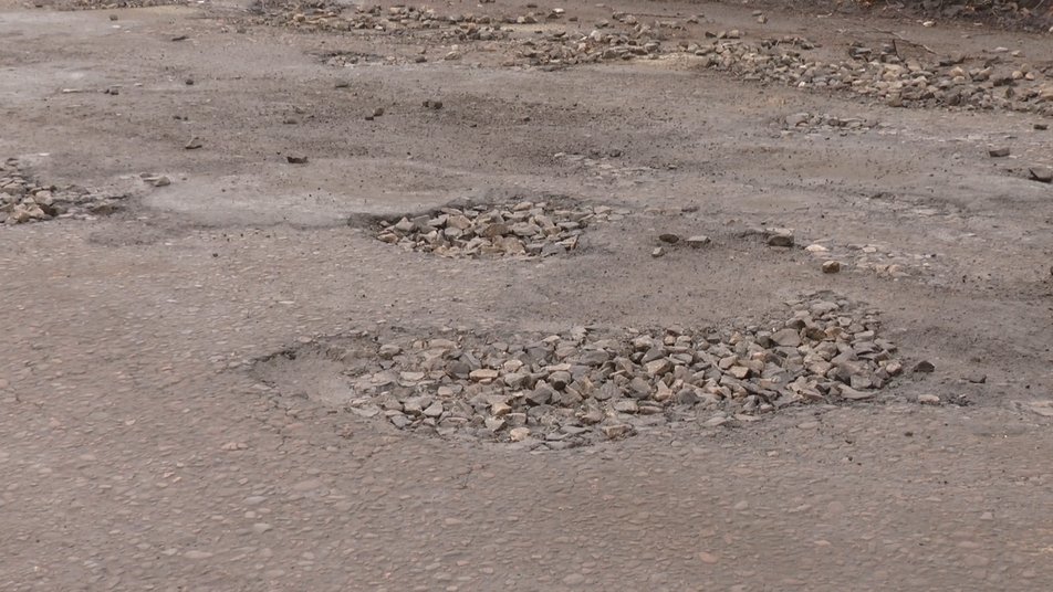 Змучившись вже 20 років чекати обіцяного ремонту, обурені мешканці прикарпатських сіл взялися самостійно ремонтувати свою дорогу ФОТО