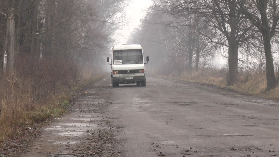 Змучившись вже 20 років чекати обіцяного ремонту, обурені мешканці прикарпатських сіл взялися самостійно ремонтувати свою дорогу ФОТО