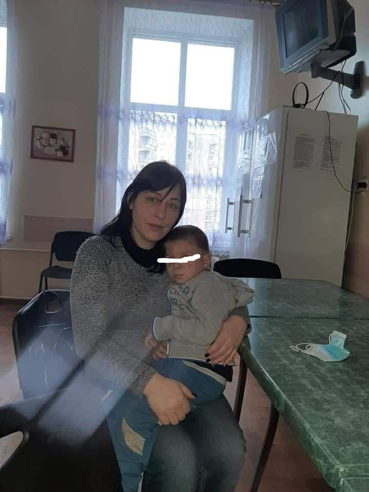 Матір й хлопчика, яких побили в Бурштині на Різдво, виписали з лікарні. Жінка буде лікуватися від алкоголізму ФОТО 16+