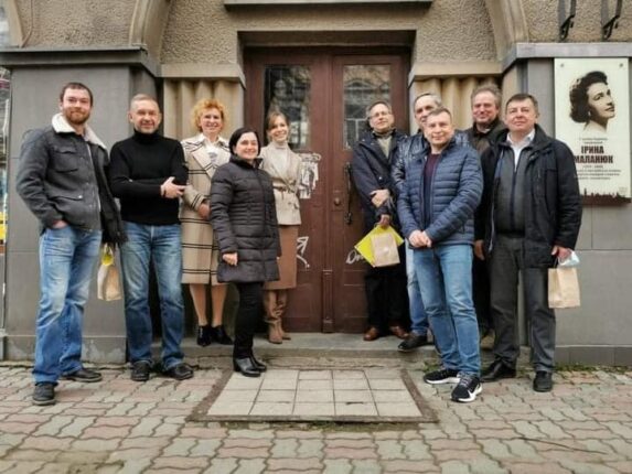 Франківські енергетики вирішили відреставрувати двері кам’яниці на Грушевського ФОТО