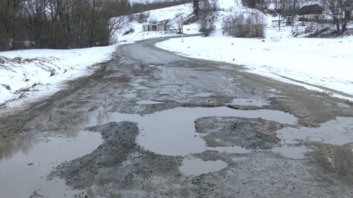 Медики не можуть доїхати до хворого: як живе село на Прикарпатті, де дорогу не ремонтували з 90-х років ВІДЕО та ФОТО