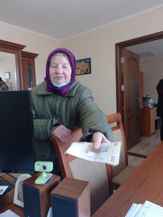 81-річна мешканка Франківщини принесла для армії свою пенсію ФОТОФАКТ