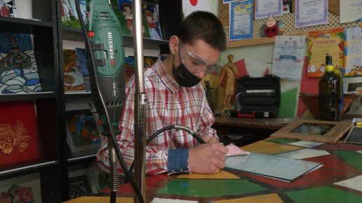 Прикарпатський школяр виграв міжнародний конкурс з гравіювання на склі