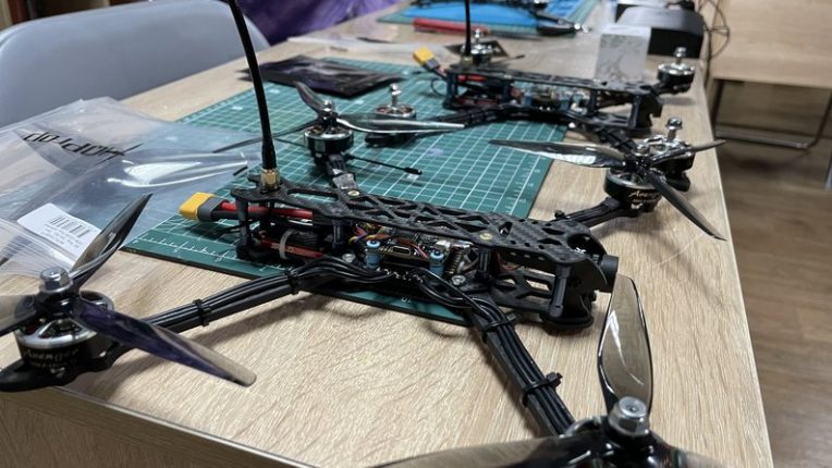 Це як збирати LEGO: на Франківщині волонтери налагодили виробництво FPV-дронів
