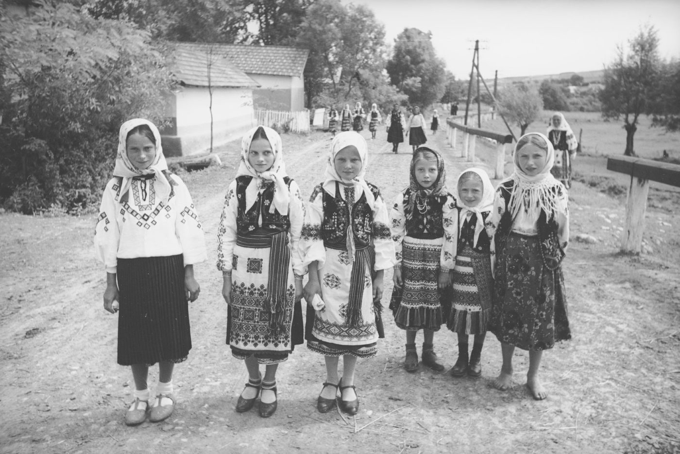 Історик показав архівне фото дівчат з Прикарпаття
