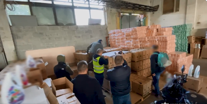 На Прикарпатті ліквідували підпільний цех контрафактної побутової хімії. ВІДЕО