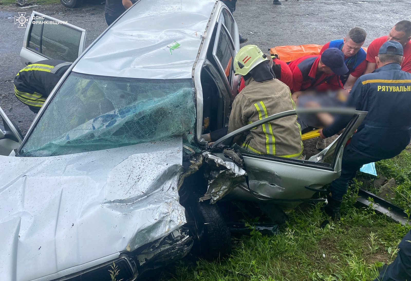 На Коломийщині заткнулись 2 автівки: є постраждалі