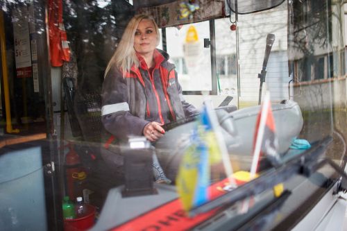 Жінки водитимуть міські автобуси: у Мінвідновлення запускають пілотний проєкт