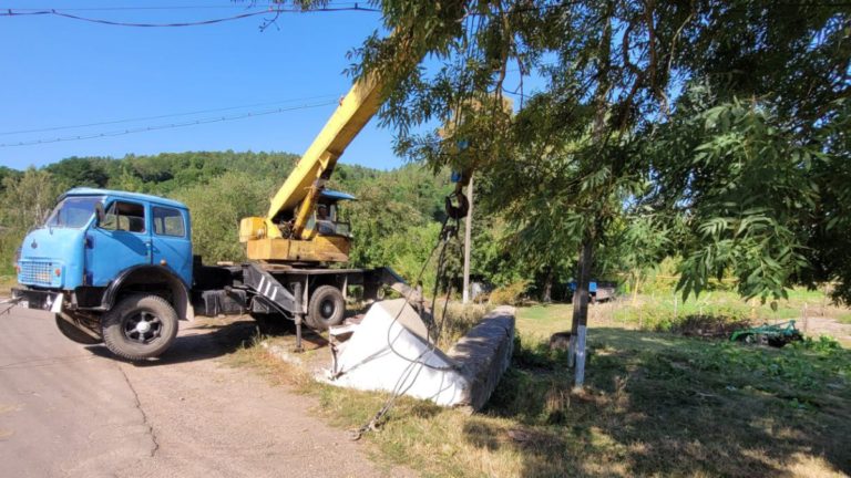 У одній з громад Прикарпаття завершили демонтаж пам’ятників радянської доби