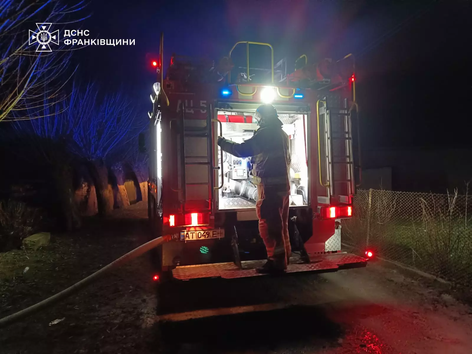 На Прикарпатті вогнеборці ліквідували дві пожежі господарських будівель