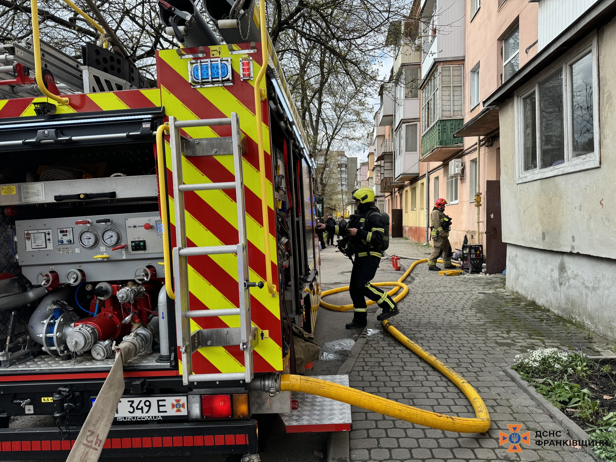 Пожежа в багатоповерхівці в Івано-Франківську: рятувальники евакуювали 8 людей і собаку