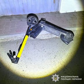 На Івасюка в Івано-Франківську водій Toyota збив хлопця на електросамокаті – поліція з’ясовує обставини