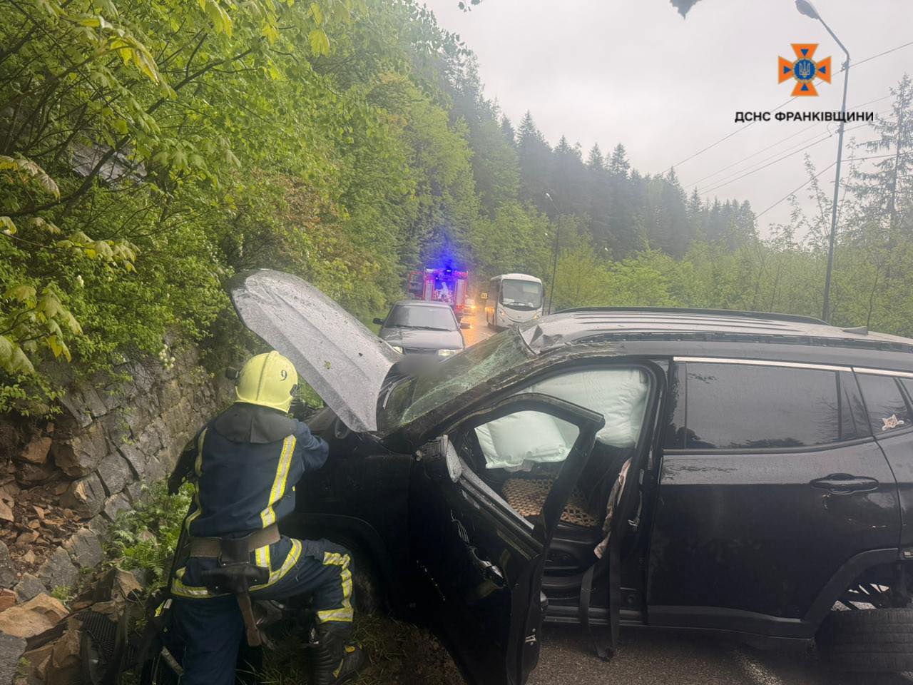 У Яремче легковик врізався в підпірну стіну: деталі ДТП
