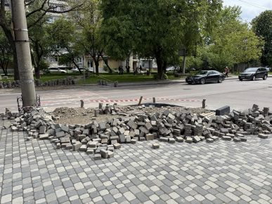 У Франківську облаштовують безбар’єрні тротуари на перехресті Вовчинецької, Героїв УПА та Коломийської