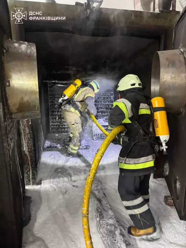 У Коломиї рятувальники ліквідували пожежу на підприємстві з виробництва паливних брикетів