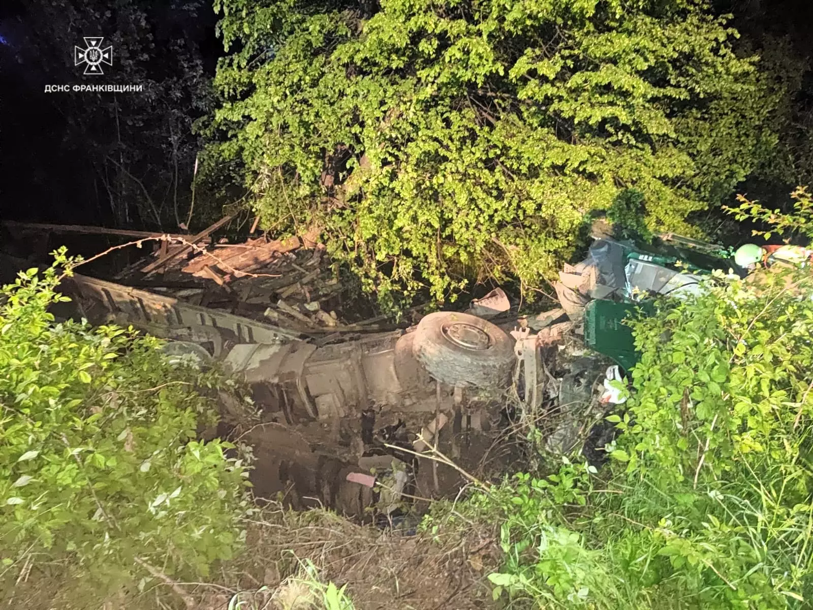 На Прикарпатті вантажівка потрапила в ДТП – рятувальники деблокували постраждалого