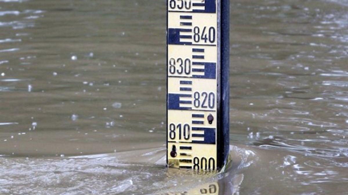 Прикарпатців попереджають про грози, град і підйом рівня води на річках